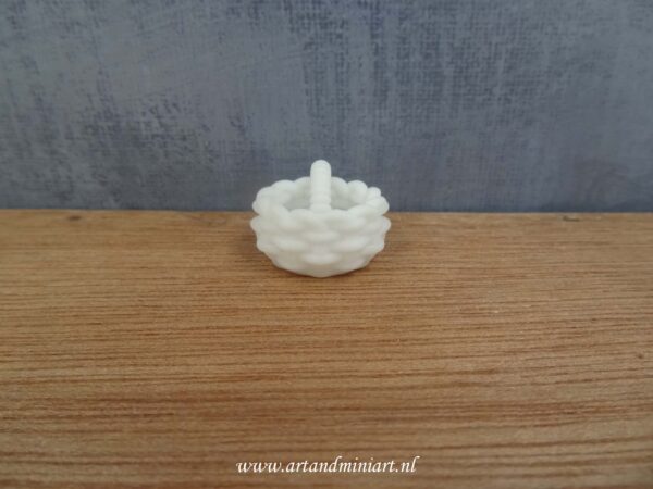 mand, riet, wicker, pasen, poppenhuis, miniaturen, resin 1:12