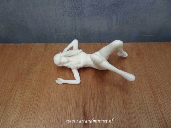 vrouw, relax, poppenhuis, miniaturen, poppenhuispop, resin, 3d print, overschilder baar