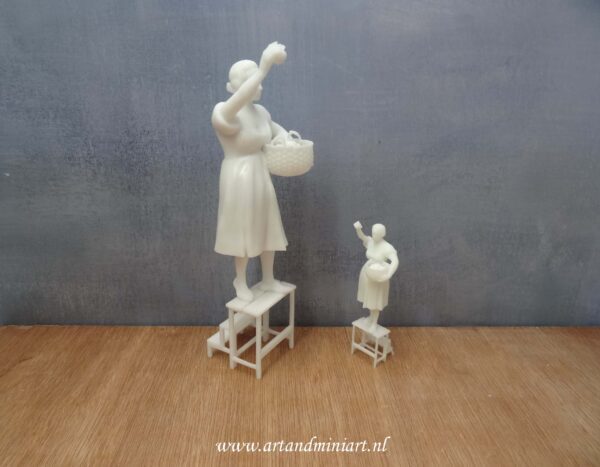 vrouw, appels plukken, poppenhuispop, modern, miniaturen, resin , 3d print 1:12, 1:24