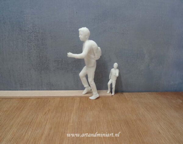 jongen, rugzak, miniaturen, resin, 3d print, 1:12, 1:24,