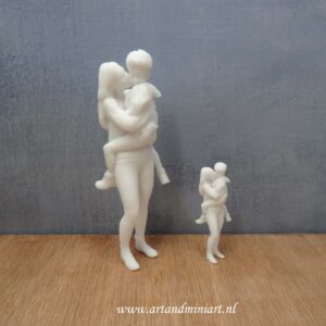 moeder en kind, moeder, jongen, poppenhuispop, modern, miniaturen, resin, 3d print, 1:12,1:24