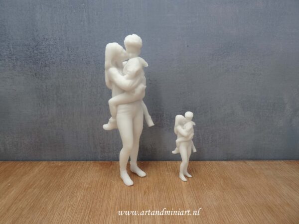 moeder en kind, moeder, jongen, poppenhuispop, modern, miniaturen, resin, 3d print, 1:12,1:24
