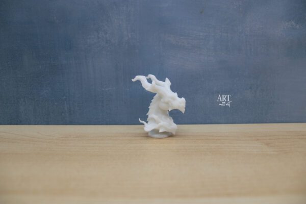 Miniatuur draak schaal 1:12 met geschulpte nek, vlammen op borsthoogte en hoorns op zijn kop, afmetingen 4,5 cm x 3 cm x 5 cm.