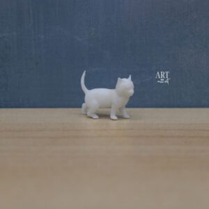 Miniatuur kitten in schaal 1:12, nieuwsgierig en speels, met afmetingen van 1,5 cm x 1 cm x 2,2 cm, ideaal voor poppenhuizen en diorama’s