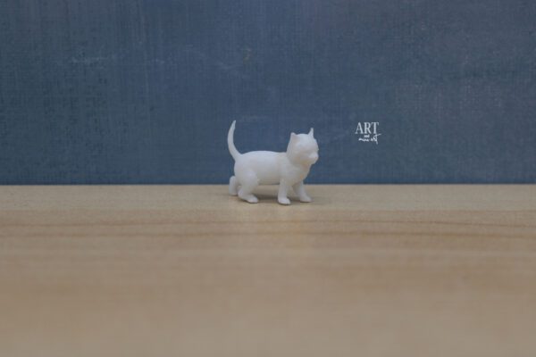 Miniatuur kitten in schaal 1:12, nieuwsgierig en speels, met afmetingen van 1,5 cm x 1 cm x 2,2 cm, ideaal voor poppenhuizen en diorama’s