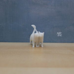 Set van twee miniatuur katten in schaal 1:12, liefdevol naast elkaar lopend met krullende staarten en tegen elkaar aanleunende kopjes, afmetingen 4 cm x 2,2 cm x 3,6 cm