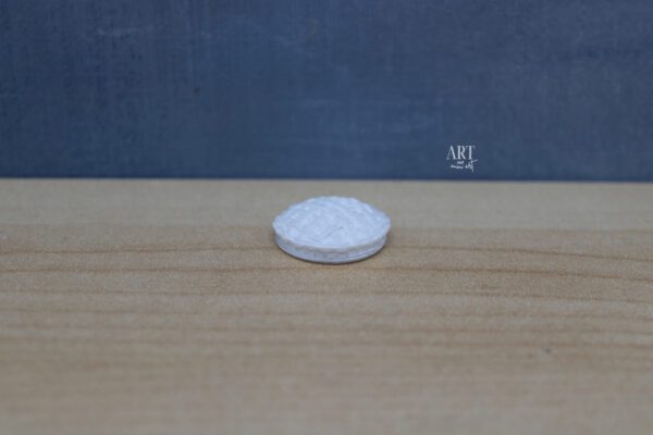 Handgemaakte blueberry pie miniatuur op schaal 1:12, met een diameter van 2,3 cm en een hoogte van 0,8 cm, geschikt voor poppenhuizen en miniatuurcollecties