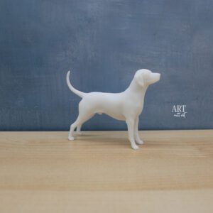 1:12 schaal miniatuur van een Dalmatier reu, met de afmetingen 8,2 cm x 2 cm x 7,1 cm. Gedetailleerd model van het iconische zwart-witte hondenras, bekend om zijn energie en gracieuze bouw.