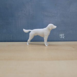 1:12 schaal miniatuur van een Heidewachtel hond, verkrijgbaar in zowel reu als teef. Gedetailleerd model met de afmetingen 8,4 cm x 1,7 cm x 5,5 cm, gebaseerd op het actieve en vriendelijke jachthondenras.