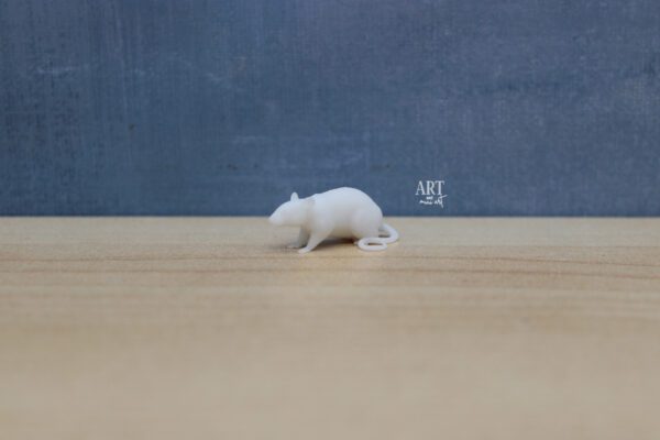 Reuze rat miniatuur (3 cm x 1,5 cm x 1,2 cm) in 1:12 schaal, perfect voor fantasierijke diorama's en miniatuurprojecten.