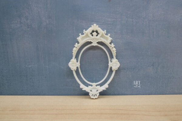 Ongeschilderde 1:12 miniatuur Rococo-spiegel met gedetailleerde krullende ornamenten, afmetingen 5,5 cm breed en 8 cm hoog