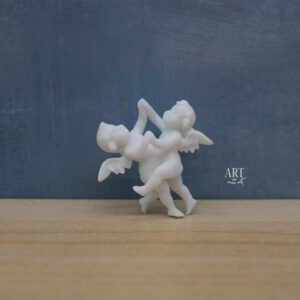 Dansende miniatuur engeltjes in 1:12 schaal, afmetingen 2,6 cm x 4,6 cm x 4,3 cm, onderdeel van een serie van vijf engelen met een muzikale en speelse uitstraling.