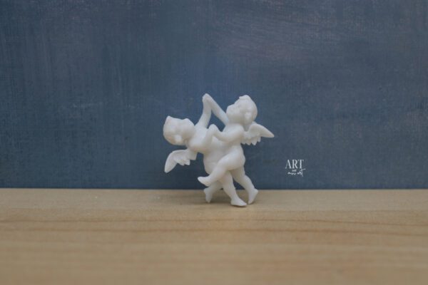 Dansende miniatuur engeltjes in 1:12 schaal, afmetingen 2,6 cm x 4,6 cm x 4,3 cm, onderdeel van een serie van vijf engelen met een muzikale en speelse uitstraling.