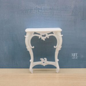 1:12 schaal Rococo-stijl tafel met sierlijke, gebogen poten en verfijnde details, afmetingen 3,2 cm x 5,7 cm x 7,2 cm hoog, geplaatst tegen een blauwe achtergrond.