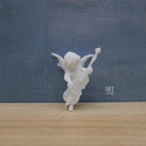 Miniatuur engel in 1:12 schaal met bas, afmetingen 2 cm x 3,4 cm x 4,6 cm, onderdeel van een serie van vijf engelen die elk een muziekinstrument bespelen