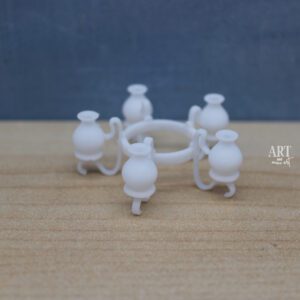 1:12 schaal miniatuur kroonluchter met vijf armen en glazen kapjes, afmetingen 4,8 cm x 2 cm