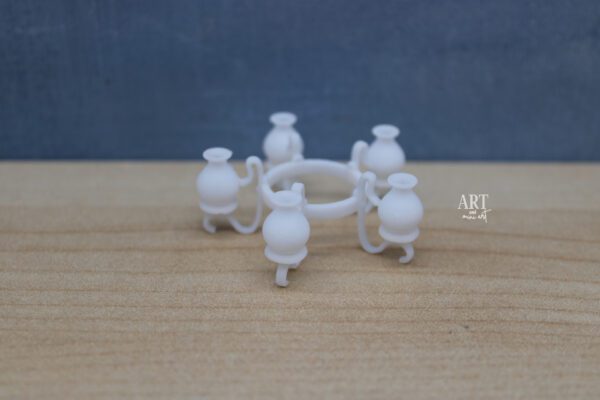 1:12 schaal miniatuur kroonluchter met vijf armen en glazen kapjes, afmetingen 4,8 cm x 2 cm