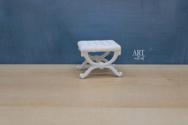 Miniatuur Rococo-stijl hocker in 1:12 schaal, geverfd in goudkleur (Cadence Majestic Gold), met sierlijke details en een beklede zitting, weergegeven op een houten vloer